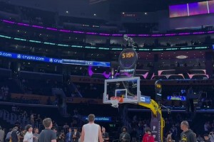 整花活大队😂湖人赛前热身全在玩花式投篮啊~